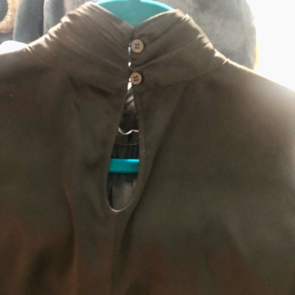 Chic Mock Neck Sleeveless Top - Picture 3 of 4